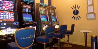 Tampilan gulungan permainan Fa Cai Shen Deluxe dengan simbol kekayaan dan bonus